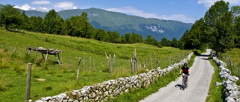 At the foothills of Mt. Stol, the trail slowly ascends through numerous villages towards the village of Breginj which was once considered the pearl of the Veneto-Slovenian architecture.